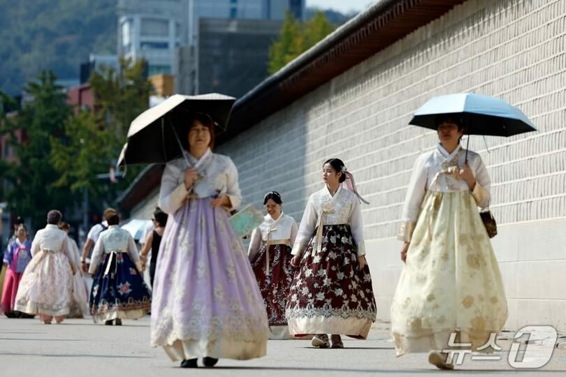 韓服をレンタルして景福宮の石垣沿いを散策する外国人観光客＝12日、ソウル市鍾路区(c)news1