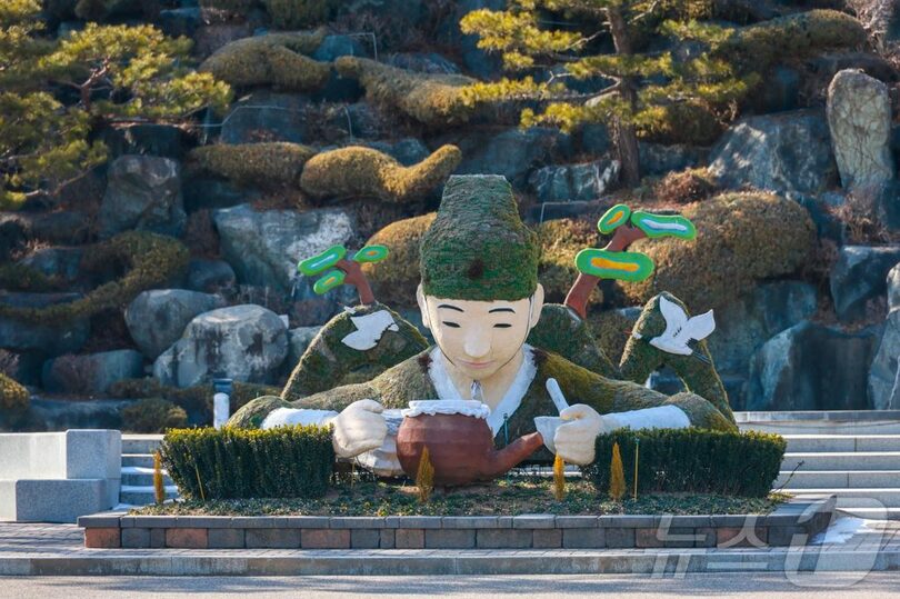 東医宝鑑村入り口＝韓国観光公社提供(c)news1