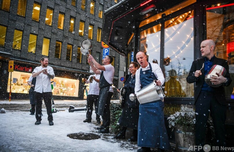 フライパンや鍋打ち鳴らして営業規制に抗議 スウェーデン