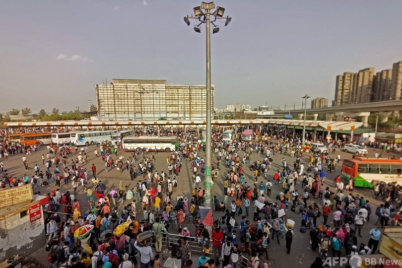 コロナ猛威のインド、首都を封鎖 米では成人半数がワクチン接種