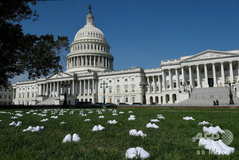 全米看護師連合、議会前に164足の靴 コロナ支援策訴え