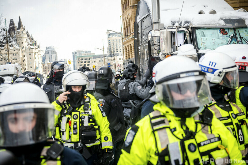 カナダ議事堂前 警察がトラックデモ隊を排除