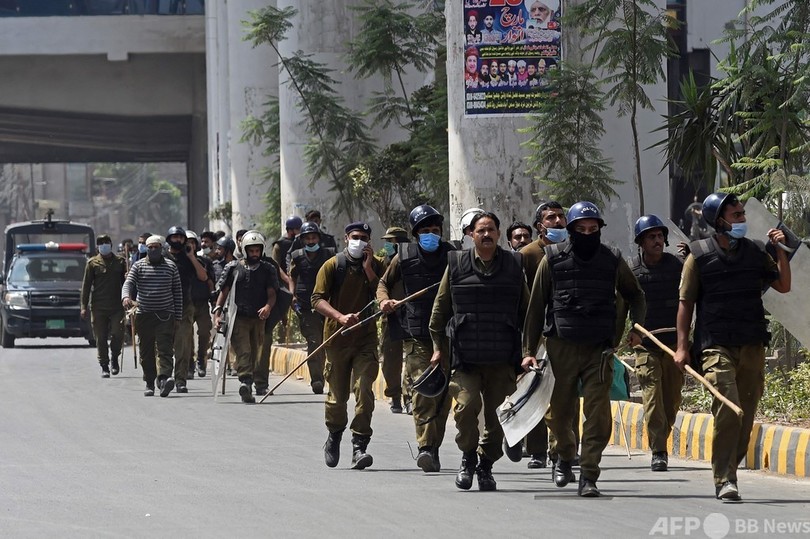 パキスタンで反仏デモ激化 警官ら7人人質