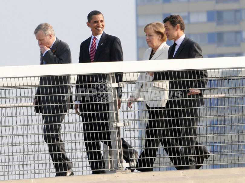 ベルルスコーニ氏、長電話でNATO集合写真に間に合わず