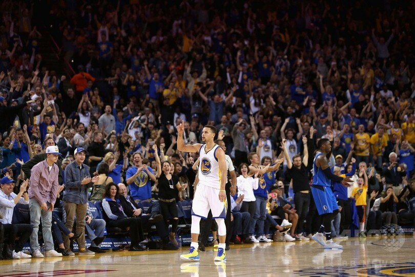 ウォリアーズがマブス撃破で65勝目、スパーズは開幕ホーム37連勝