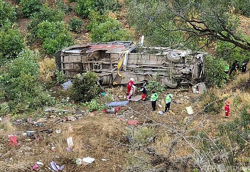 バスが谷に転落、25人死亡 ペルー 写真4枚 国際ニュース:AFPBB News