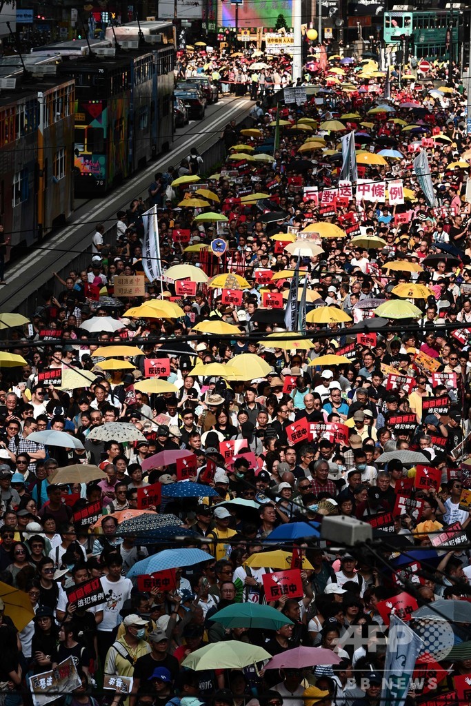 香港で「13万人超」デモ、中国本土への容疑者引き渡しに抗議
