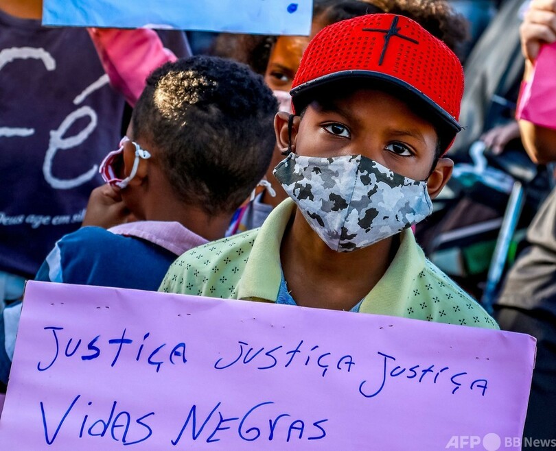 ブラジル、黒人男性が白人警備員に暴行受け死亡 抗議運動広がる