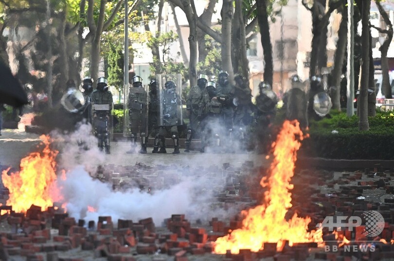 香港、大学周辺でデモ隊が火炎瓶 「実弾」使用やむを得ないと警察