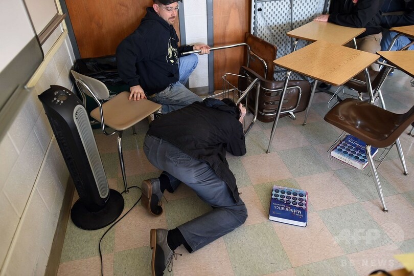 学校で銃乱射犯への対応訓練、米国