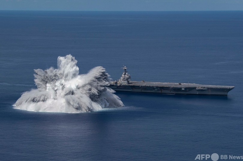 爆薬18トンで水柱、新型空母の耐衝撃性能試験 米海軍