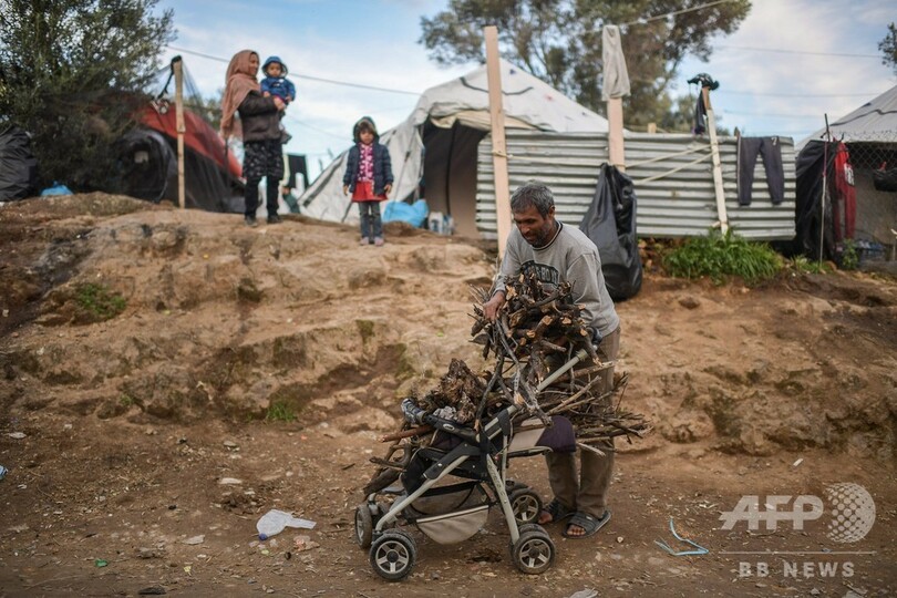 寒さと雨に凍える難民 スラム街と化したキャンプ ギリシャ