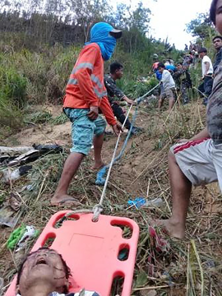 フィリピンでバスが渓谷に転落、31人死亡 定員超過か
