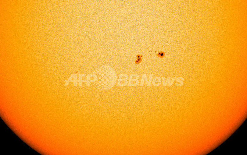 大型化する2つの黒点、NASA 大型化する2つの黒点、NASA