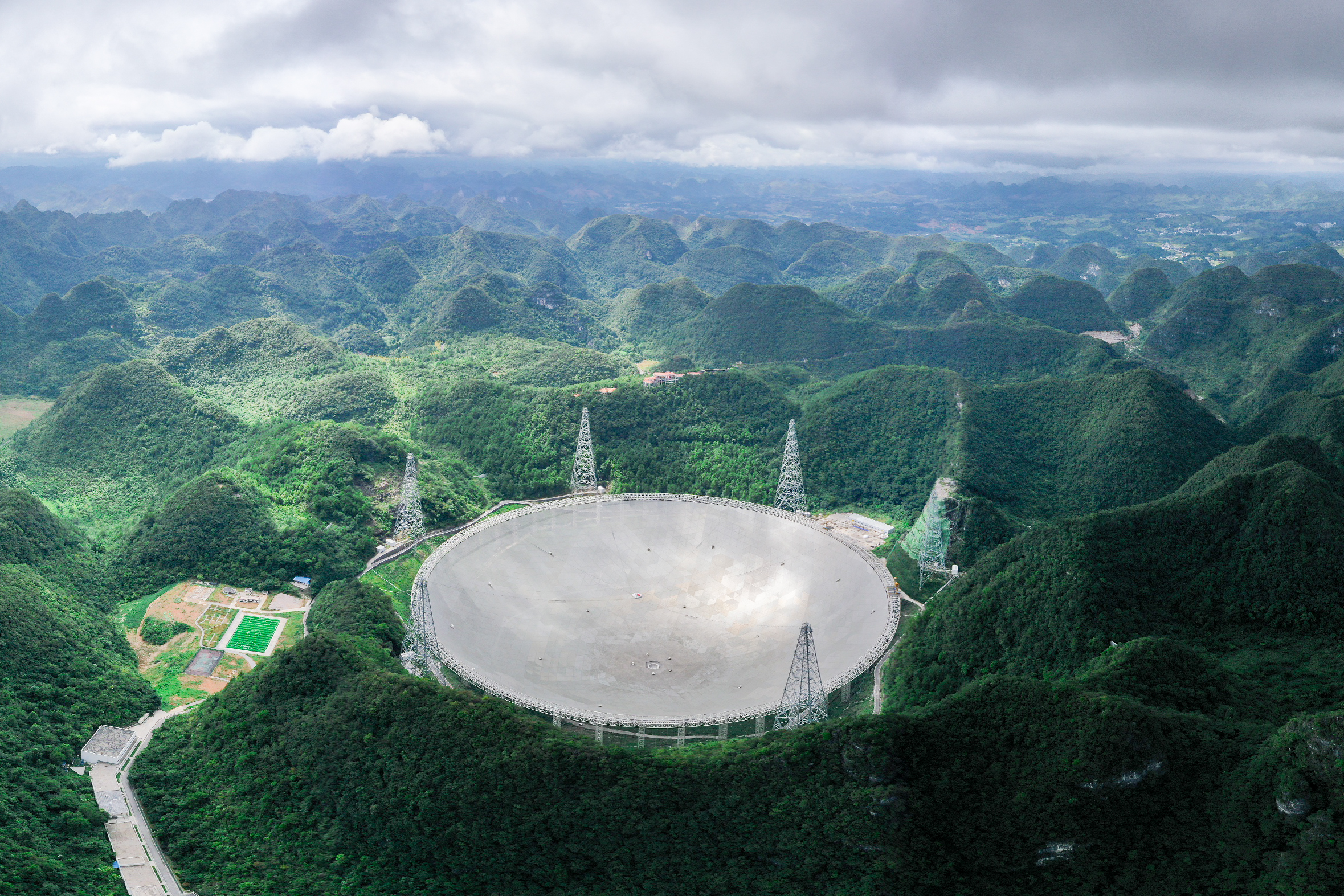 中国巨大電波望遠鏡「天眼」 稼働3年弱で93個のパルサー発見 中国巨大電波望遠鏡「天眼」 稼働3年弱で93個のパルサー発見
