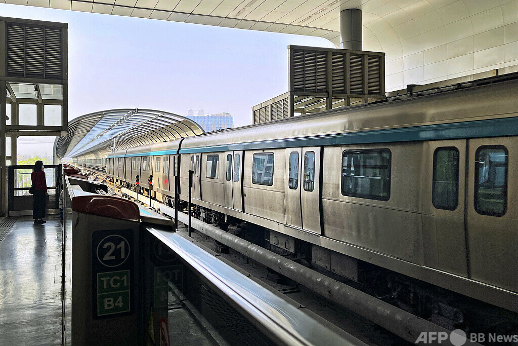北京市地下鉄 非ピーク時間帯の「宅配便輸送」を試行 写真1枚 国際ニュース:AFPBB News