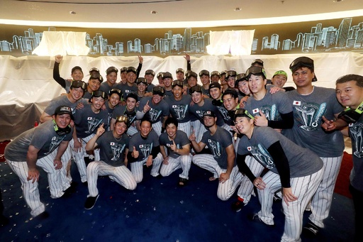 侍ジャパンがシャンパンファイト、優勝の喜び分かち合う 写真19