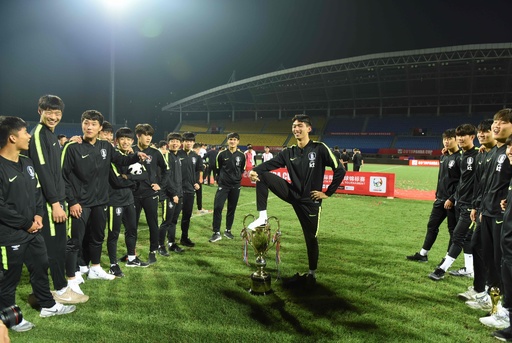 トロフィー踏みつけた韓国u 18代表 優勝剥奪処分 写真3枚 国際ニュース Afpbb News