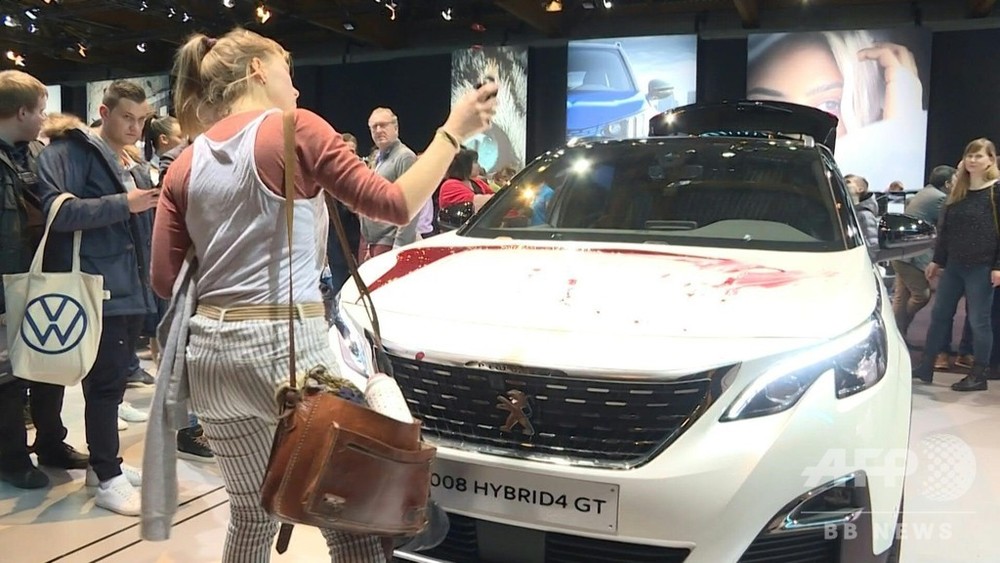 動画 展示車に血 ベルギーのモーターショーで 絶滅への反逆 が抗議 写真1枚 国際ニュース Afpbb News