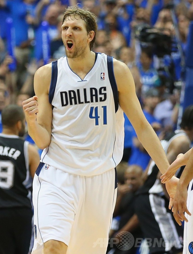 マーベリックスがスパーズに勝利、プレーオフ生き残りに望み 写真10枚