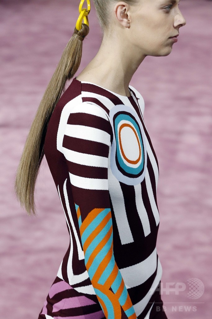 50～70年代の要素を取り入れた新たな女性像を提案、「ディオール」15年春夏オートクチュール