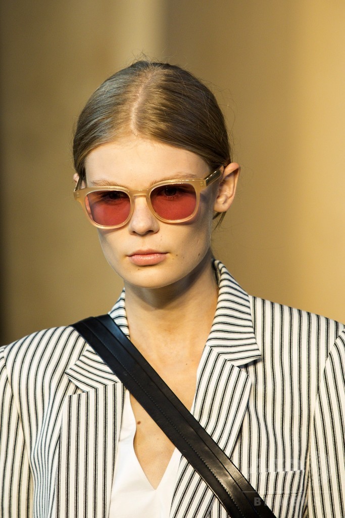 オーバーサイズの服にフェミニンさをプラス、「ポール・スミス」15年春夏