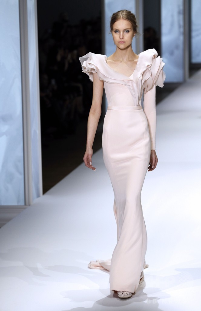 フェミニンで繊細なドリームドレス、「ラルフ＆ルッソ」15年春夏オートクチュール