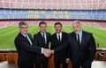 本拠地カンプ・ノウ・スタジアム（Camp Nou stadium）で行われたFCバルセロナ（FC Barcelona）の新監督就任会見で、写真撮影に臨む（右から）アンドニ ・スビサレッタ（Andoni Zubizarreta）スポーツディレクター、ルイス・エンリケ（Luis Enrique）監督、ジョゼップ・マリア・バルトメウ（Josep Maria Bartomeu）会長、ジョルディ・マストレ（Jordi Mestre i Masdeu）スポーツエリア副部長（2014年5月21日撮影）。(c)AFP/MIGUEL RUIZ