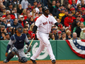 09MLB、ボストン・レッドソックス（%%Boston Red Sox%%）対タンパベイ・レイズ（%%Tampa Bay Rays%%）。試合はレッドソックスが5-3で勝利し、開幕戦を白星で飾った。写真は打球を見つめるボストン・レッドソックスのデビッド・オーティス（%%David Ortiz%%、中央）。（2009年4月7日撮影）(c)AFP/Getty Images/Jim Rogash