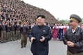 北朝鮮・平壌（Pyongyang）で開催された朝鮮人民軍の第1回飛行士大会で、集合写真撮影に臨む金正恩（キム・ジョンウン、Kim Jong-Un）第1書記（中央、2014年4月17日撮影、同20日配信）。(c)AFP/KCNA via KNS