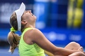女子テニス、東レ・パンパシフィック・オープン、シングルス1回戦。膝を負傷したダリア・サビル（2022年9月20日撮影）。(c)Philip FONG/ AFP