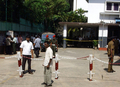 2007年11月28日、スリランカのコロンボ（Colombo）にある福祉・社会開発省前で捜査を指揮する軍関係者。(c)AFP/Sanka VIDANAGAMA
