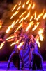 ベラルーシの首都ミンスク郊外のRatomkaで開催された国際的な火祭り「MIFF-2015」で、パフォーマンスを披露するアーティストたち（2015年8月21日）。(c)AFP/MAXIM MALINOVSKY