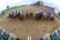 米国競馬のG1レース、第149回ケンタッキーダービー。ゲートから出る各馬（2023年5月6日撮影）。(c)Andy Lyons/Getty Images/ AFP