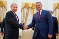 ロシア大統領府で、ウラジーミル・プーチン大統領（左）と握手する南オセチアの前指導者、アナトリー・ビビロフ氏（2018年8月24日撮影）。(c)Alexander Zemlianichenko / POOL / AFP