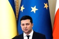 ウクライナの首都キエフで、フランスのエマニュエル・マクロン大統領（写真外）と共同記者会見に臨むウォロディミル・ゼレンスキー大統領（2022年2月8日撮影）。(c)Thibault Camus / POOL / AFP 