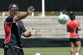 練習に臨む日本代表のジョン・カーワン（%%John Kirwan%%）ヘッドコーチ。(c)AFP/LIONEL BONAVENTURE
