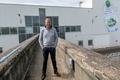 フランス・ボルヴィックにある、ミネラルウオーター「ボルヴィック」の工場の前に立つ、同社のジェローム・グロ氏（2021年5月5日撮影）。(c)Thierry ZOCCOLAN / AFP