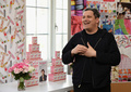米ニューヨークで開催された、バンドエイド（Band-Aid ）とデザイナーのアイザック・ミズラヒ（Isaac Mizrahi）がコラボした「Band-Aid by Isaac Mizrahi」のローンチイベントに来場したデザイナーのアイザック・ミズラヒ（Isaac Mizrahi）。後ろにあるのはデザインのインスピレーションボード（2014年8月7日撮影）。(c)AFP/Getty Images/Andrew H. Walker