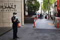 全豪オープンテニスの出場選手らが宿泊していた豪メルボルン市内にあるグランドハイアットの警備員（2021年1月15日撮影）。(c)William WEST / AFP
