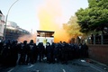 ドイツ北部ハンブルクで行われた、主要20か国・地域（G20）に抗議するデモの現場に突入する機動隊（2017年7月6日撮影）。(c)AFP/Odd ANDERSEN