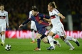 サッカー欧州チャンピオンズリーグ2012-13（UEFA Champions League 2012-13）は12日、決勝トーナメント1回戦第2戦が行われ、FCバルセロナ（FC Barcelona）が4-0でACミラン（AC Milan）に快勝し、2試合合計スコア4-2で準々決勝に進出した。

ACミランのフィリップ・メクセス（Philippe Mexes）とボールを競るFCバルセロナのリオネル・メッシ（Lionel Messi、2013年3月12日撮影）。(c)AFP/JAVIER SORIANO