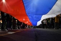 セルビアの首都ベオグラードで、右派の呼び掛けで行われたロシアのウクライナ侵攻を支持する集会で参加者が広げたロシア国旗（2022年3月4日撮影）。(c)Andrej ISAKOVIC / AFP