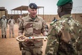マリ中部トンブクトゥで、マリ軍への基地移管式典に出席するフランス軍大佐（2021年12月14日撮影、資料写真）。(c)FLORENT VERGNES / AFP