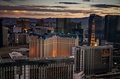 米ネバダ（Nevada）州ラスベガス（Las Vegas）にオープンした高さ世界一の観覧車「ハイローラー（High Roller）」のゴンドラから眺めたラスベガスの街並み（2014年4月11日撮影）。(c)AFP/JOE KLAMAR