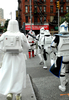 ニューヨーク国際子ども映画祭（New York International Children&apos;s Film Festival）で開催されたアニメ映画『スター・ウォーズ/クローン・ウォーズ（Star Wars: The Clone Wars）』の特別上映会に登場した、ストーム・トルーパーとクローン・トルーパー（2008年8月10日撮影）。(c)AFP/Getty Images/Joe Corrigan