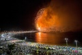 ブラジル・リオデジャネイロのコパカバーナビーチで行われた年越しイベントで打ち上げられた花火（2022年1月1日撮影）。(c)DANIEL RAMALHO / AFP
