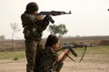 トルコ国境に近いシリアの町カタニヤで、ISと戦うシリア語系キリスト教徒の女性民兵組織、「二つの川の間の土地を守る女性防衛部隊」の訓練キャンプに参加するメンバーたち（2015年12月1日撮影）。(c)AFP/DELIL SOULEIMAN