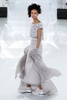 フランス・パリ市内で発表された「シャネル（CHANEL）」14年春夏オートクチュールコレクション（2014年1月21日撮影）。(c)AFP/PATRICK KOVARIK