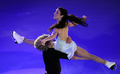 フィギュアスケートのグランプリ（GP）シリーズ第6戦、ロシア杯（Cup of Russia 2011）は27日、モスクワ（Moscow）のメガスポルト（Megasport）で各種目の選手がエキシビションに臨んだ。

演技に臨む米国のメリル・デイビス（Meryl Davis）／チャーリー・ホワイト（Charlie White）組（2011年11月27日撮影）。(c)AFP/YURI KADOBNOV